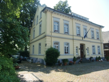 Moers-Kapellen : Bahnhofstraße, Hörnemannshof, Sitz mehrere Firmen